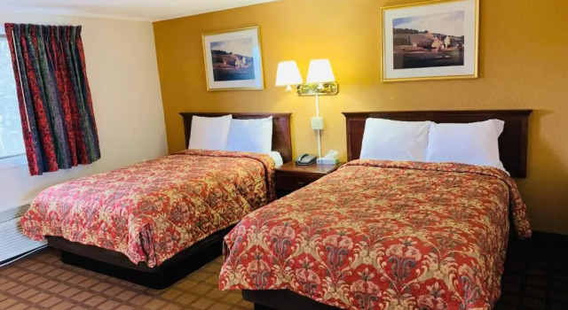 Четырёхместный номер Standard EastGate Inn