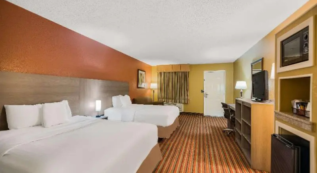 Четырёхместный номер Standard SureStay Hotel by Best Western Mt Pleasant