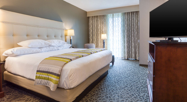 Двухместный люкс с 2 комнатами Drury Inn & Suites Cincinnati Northeast Mason