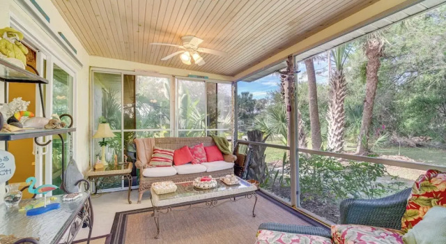 Коттедж Sebastian Home w/ Screened Lanai: 8 Mi to Beach!