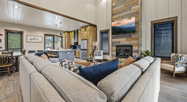 Splash Villa 6 Bedroom Home by Redawning