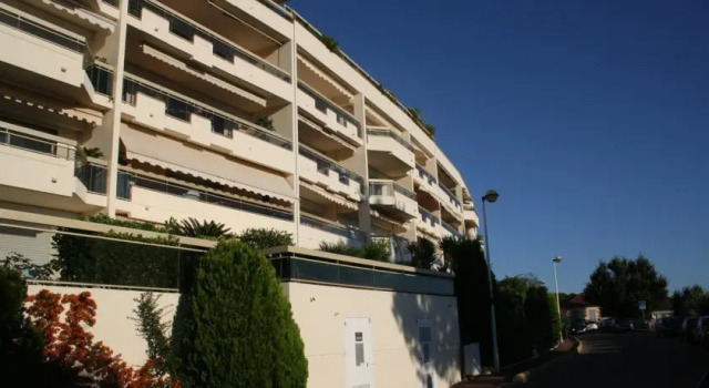 Cannes Golf Apartment
