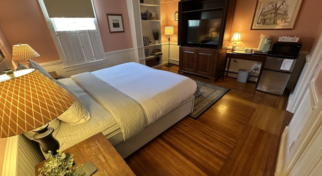 Exposed Beam One Bedroom Suite Downtown Newport #15 1 Home