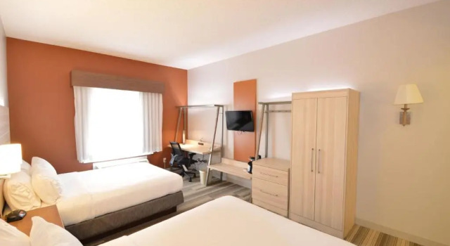 Четырёхместный номер Standard Holiday Inn Express Toledo-Oregon by IHG