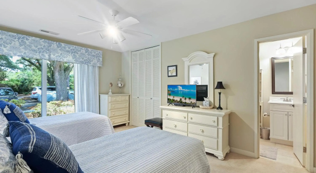 67 Fairway Lane 2 BR Sea Pines, Забронировать Отель Хилтон-Хед-Айленд Lowcountry, рядом с Поля для гольфа Heron Point and Ocean Course