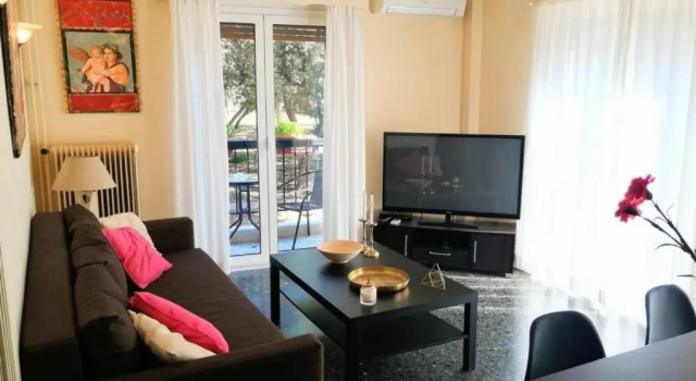 Апартаменты с балконом Elegant Apartment in Acropolis With Roof Garden