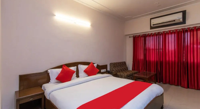 Люкс OYO 25042 Vikramaditya Hotel