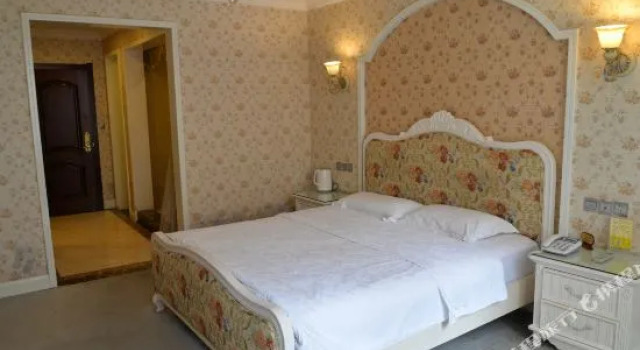 Yibin Peninsula Holiday Inn (Rhine Spring Commercial Center), Prenota Hotel Yibin Sichuan