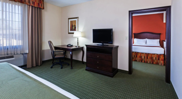 Четырёхместный номер Standard Holiday Inn Express and Suites Henderson by IHG