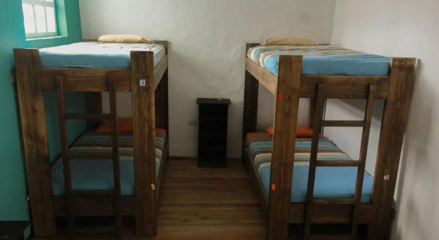 Кровать в общем номере Hostal Mochiliers Bed and Breakfast