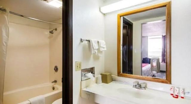 Апартаменты OYO Hotel Hutchinson West 4th Ave