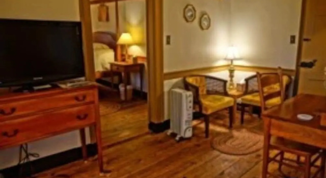 Номер Premium Brownstone Colonial Inn