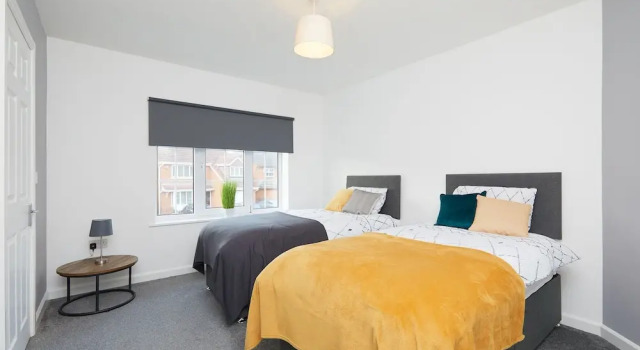 2 Bed Derby House- Parking - Rolls Royce