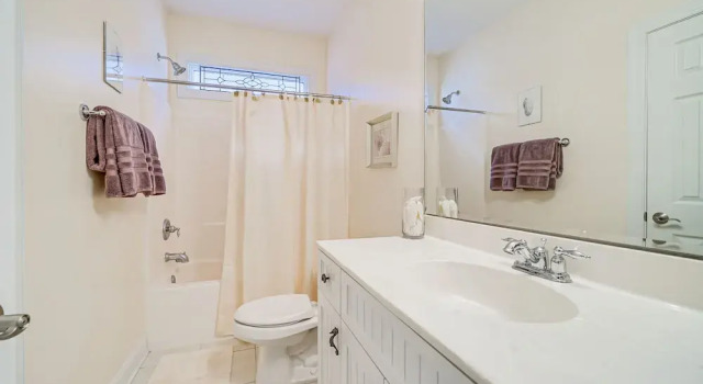 Коттедж с 5 комнатами с балконом Breezy Kure Beach Home - Walk to Pier & Ocean!