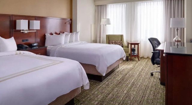 Четырёхместный клубный номер Standard с видом на город Cleveland Marriott Downtown at Key Tower