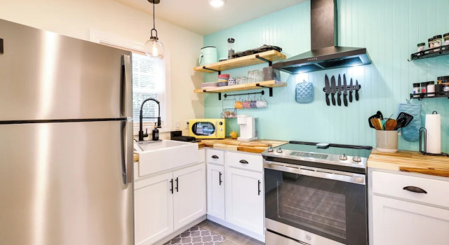Коттедж Cozy Cottage: Minutes to Downtown Southport!