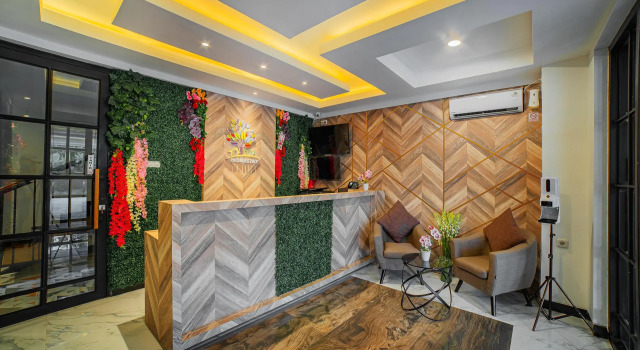 Tree Homestay RedPartner, Rezerwuj Hotel Hotele w Malang z parkingiem, w pobliżu Universitas Brawijaya Malang, Parking