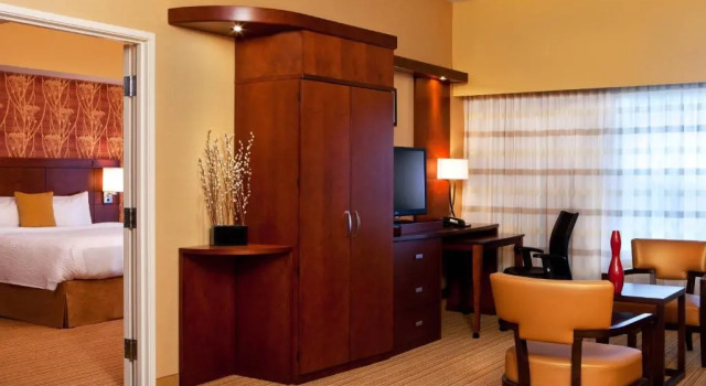 Двухместный люкс c 1 комнатой Courtyard by Marriott Syracuse Downtown at Armory Square
