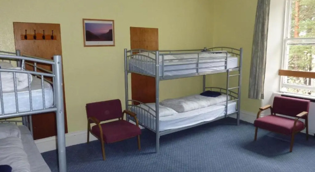 Кровать в общем номере Braemar Youth Hostel