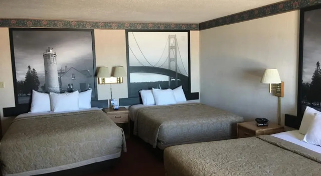 Шестиместный семейный номер Standard с балконом и с видом на озеро Super 8 Beachfront by Wyndham Mackinaw City, MI