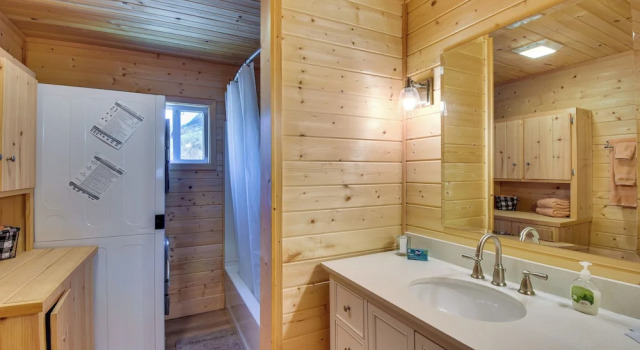 Коттедж с 2 комнатами Cozy Dillard Cabin w/ Mountain Views & Pool Access