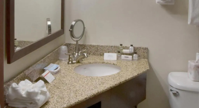 Двухместный номер Deluxe Crowne Plaza Cleveland Airport by IHG