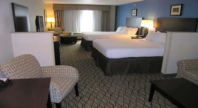 Четырёхместный люкс Holiday Inn Express