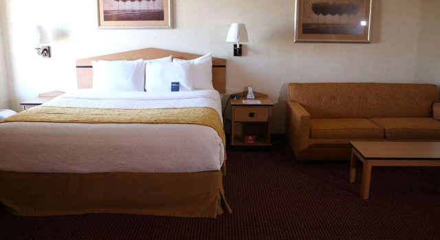 Двухместный люкс AmericInn by Wyndham Denver Airport