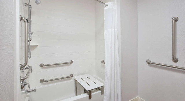 Четырёхместный номер Standard Hampton Inn & Suites Oakwood Village-Cleveland