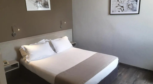 Camera quadrupla Standard CitHotel Le Louvre Orange