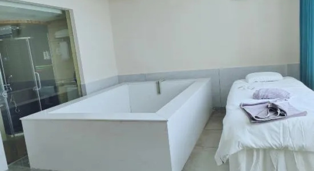 Семейный люкс Deluxe Luoping Golden Valley Taijia SPA Hotel