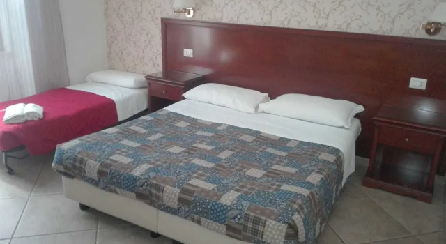 Mrs Julie Guesthouse, Забронировать Отель Рионе Монти Рим, рядом с Посольство США в Риме