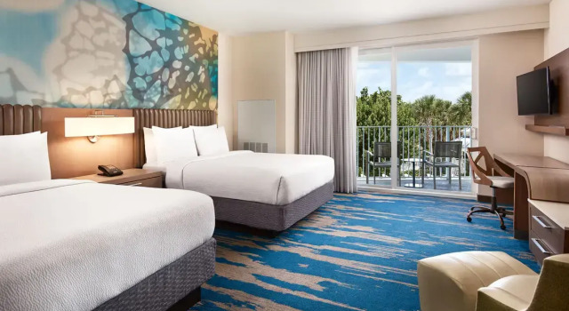 Четырёхместный номер Standard с балконом Courtyard by Marriott Faro Blanco Resort