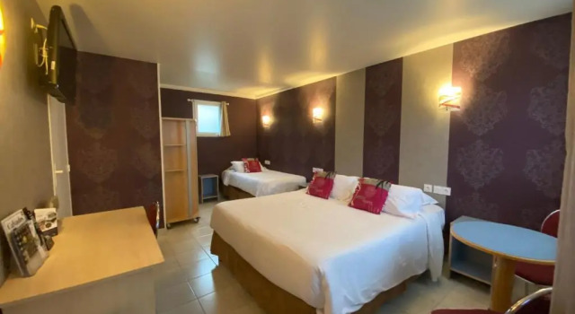 Семейный номер Standard Contact hôtel - Hôtel Les Bleuets & SPA