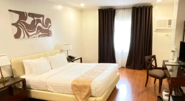 Номер Classic Crown Royale Hotel