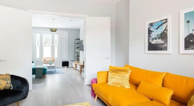 The Camden Retreat - Modern & Spacious 4BDR Home with Garden, Забронировать Дом для отпуска Коттеджи Лондона, рядом с Кентиш Таун, Коттедж