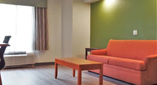 Четырёхместный люкс Quality Inn & Suites Raleigh North