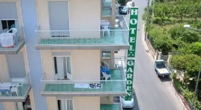 Кровать в общем номере Hotel Garden