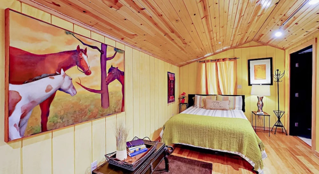 10202 Wommack Rd Cabin - 1 Br cabin by RedAwning, Book Feriehus Austin Greater Austin