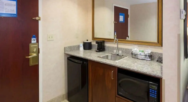 Четырёхместный люкс Hampton Inn & Suites Cleveland-Beachwood