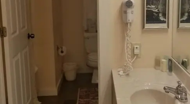 Четырёхместный номер Standard Downtown Guest Quarters Hotel