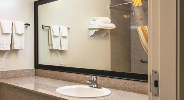 Двухместный номер Executive с видом на горы La Quinta Inn by Wyndham Vancouver Airport