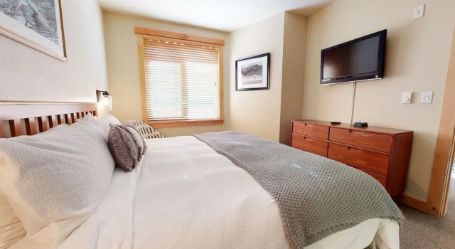 Sunstone 214 Updated Ski-In Ski-Out Condo with Great Complex Amenities by RedAwning