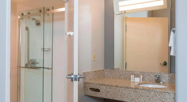 Номер Standard Courtyard by Marriott Louisville Downtown