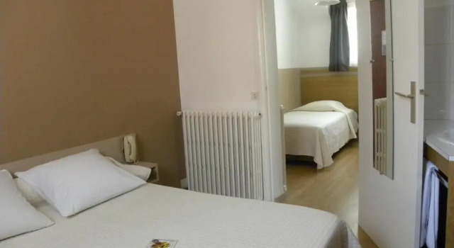 Трёхместный номер Standard Hôtel Le Cambronne