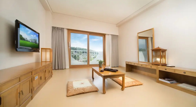 Двухместный номер Standard с балконом Seogwipo KAL Hotel