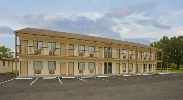 Regal Inn, Book Mini-hotel Hoteller i Onley med parkering, Parkering