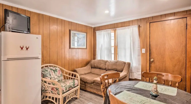 Коттедж Cozy Hampton Cottage w/ BBQ - Walk to Ocean!