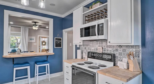 Коттедж с 2 комнатами с балконом Central Cottage w/ Grill, 1 Mi to Cajun Field