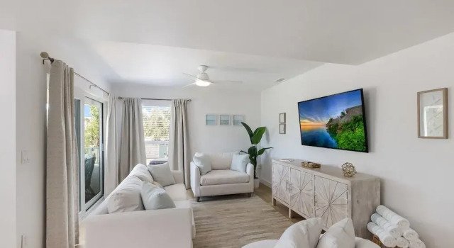 Hidden Pearl 2 Bedroom Home by RedAwning